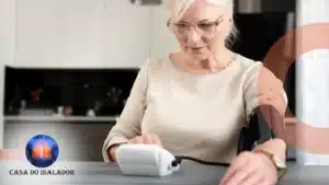 Calibração do aparelho de pressão para leituras médicas precisas e seguras.